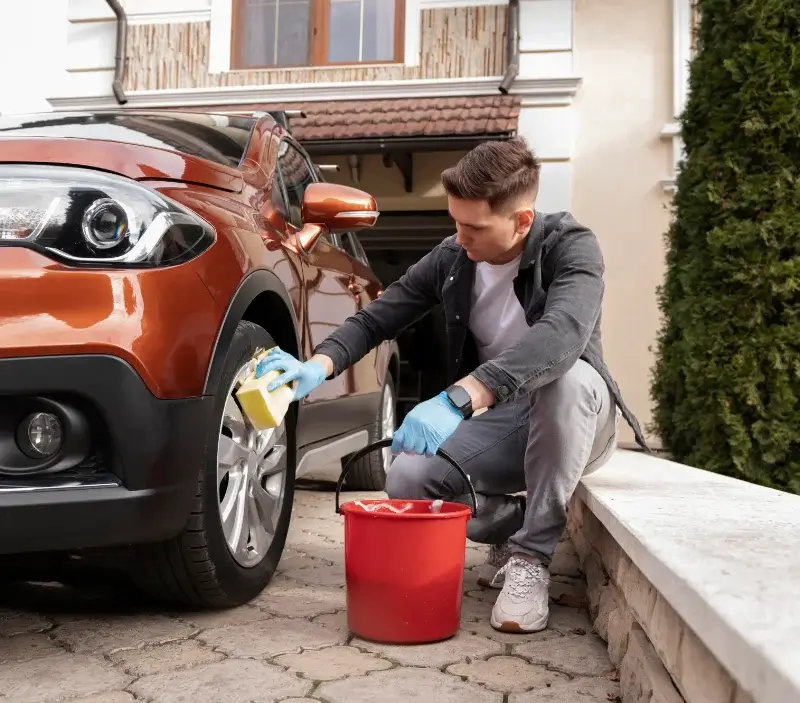 Lavage auto à domicile Lizio : professionnel intervenant sur un véhicule